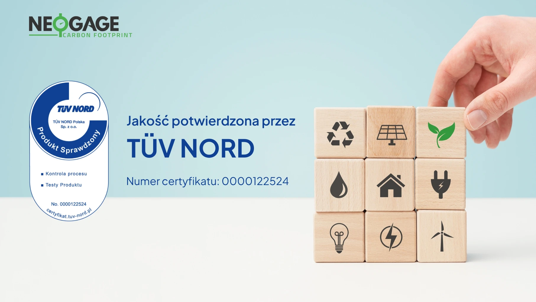 Certyfikat TÜV Nord dla NEOGAGE Carbon Footprint na tle klocków z ikonami zielonej energii